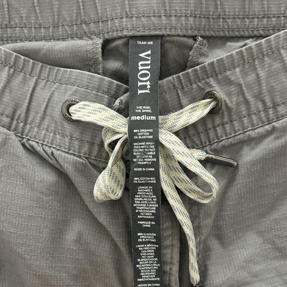 Vuori Women's ripstop pants in Gray - Picture 4 of 4